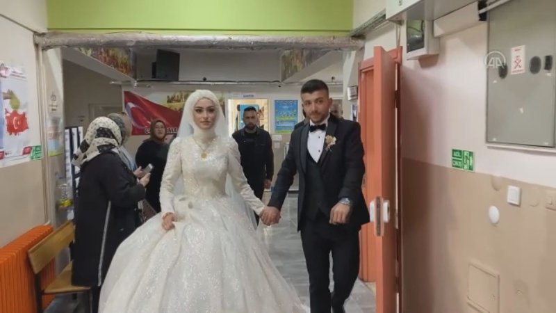 Düzce'de dünyaevine giren çift önce oy kullanmaya gitti