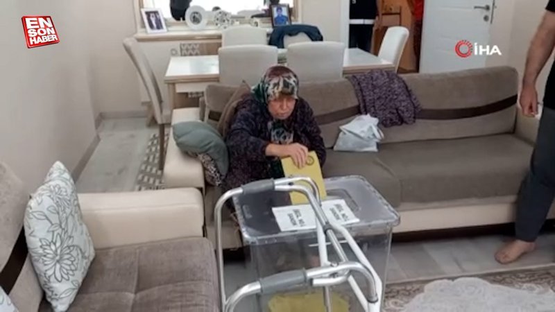 Edirne'de oy kullanmaya gidemeyen vatandaşlara seyyar sandık gitti