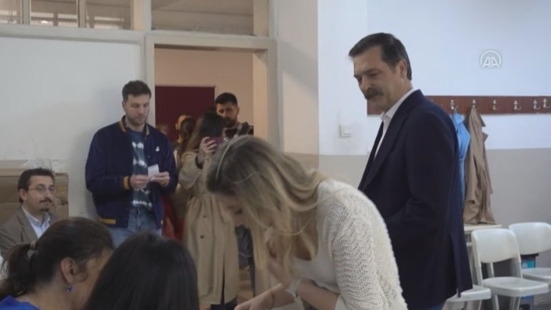 TİP Genel Başkanı Erkan Baş oyunu kullandı