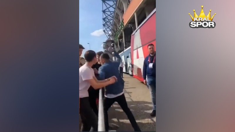 Ajax'lı Berghuis takım arkadaşına ırkçılık yapan taraftarı yumrukladı