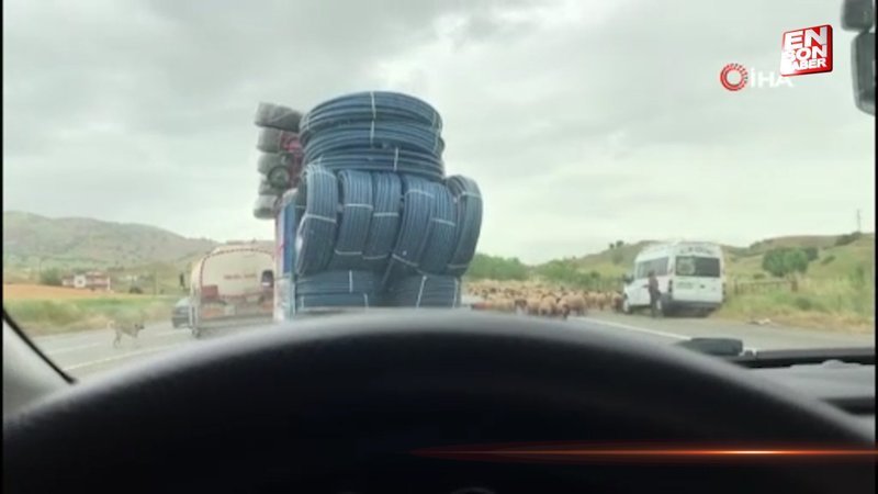 Batman'da boru yüklü kamyonetin tehlikeli yolculuğu görüntülendi