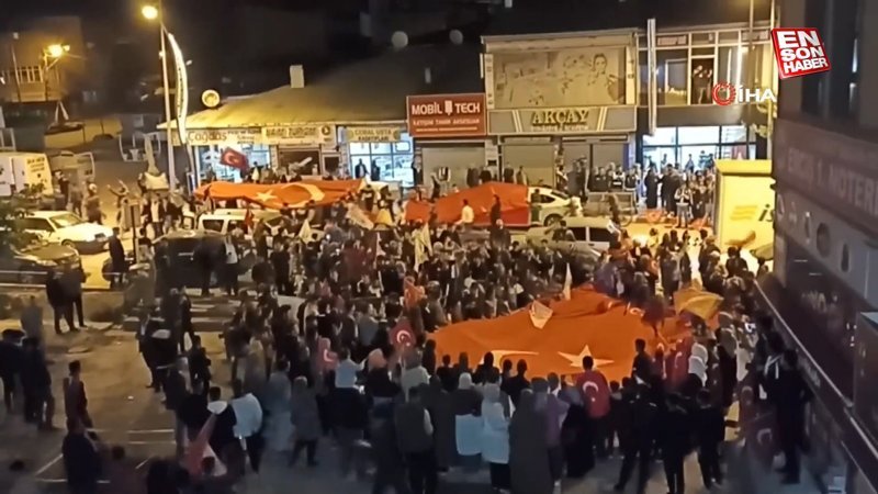 Erciş’te vatandaşlar Cumhurbaşkanı Erdoğan'ın seçim zaferini coşkuyla kutladı