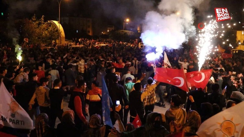 Oltu'da seçim sevincini saatlerce halay çekerek kutladılar