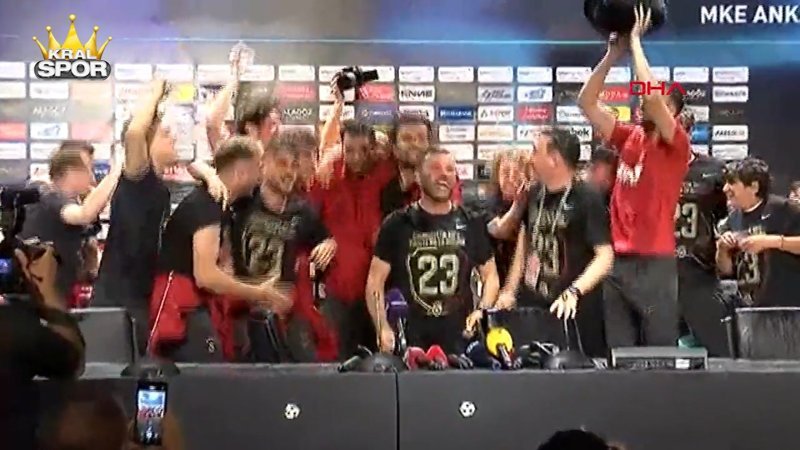 Galatasaraylı futbolcular, Okan Buruk'un basın toplantısını bastı