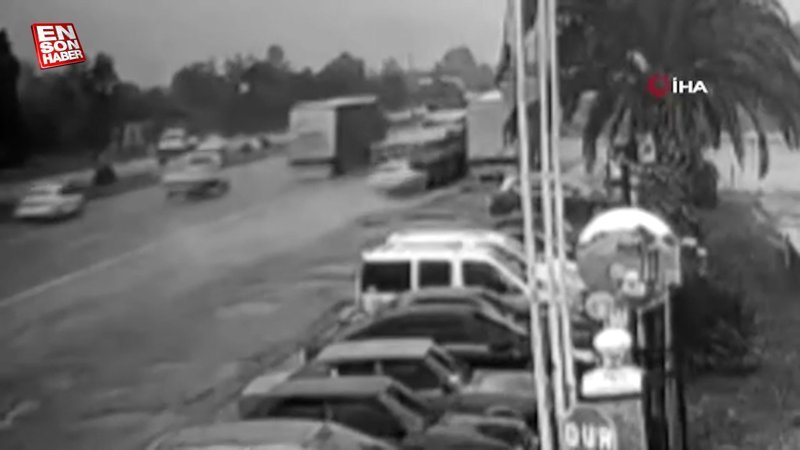 Otomobilin tırın altına girip 1 kişinin öldüğü kaza anı kamerada