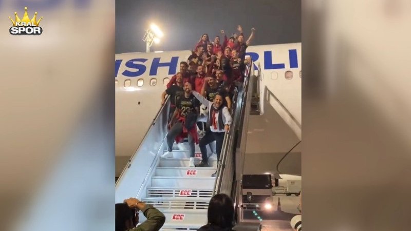 Şampiyon Galatasaray, İstanbul'a geldi