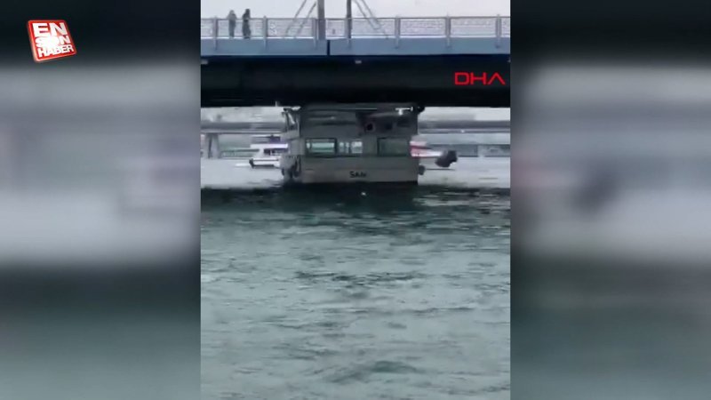 Tekne, Galata Köprüsü'ne çarptı