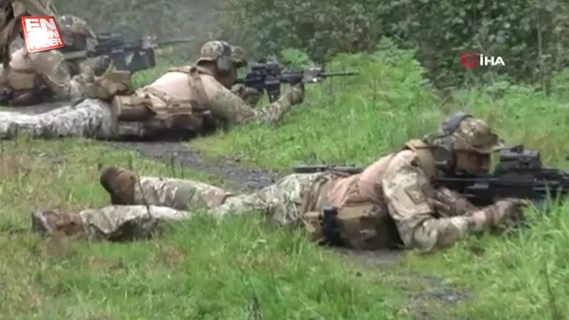 SAT Komandolarının helikopter destekli harbe hazırlık eğitimi nefes kesti