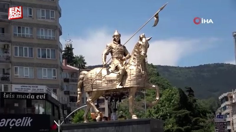 15 yıl önce yapılan ‘Osmangazi Heykeli’ yeni rengine kavuştu