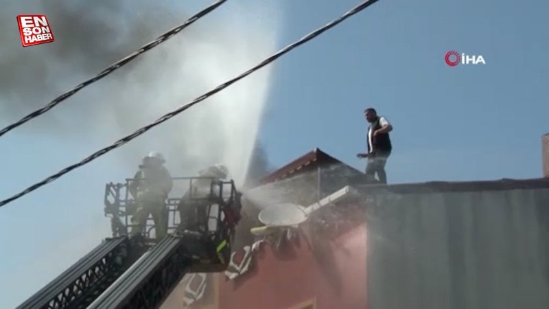 Arnavutköy'de yangında ilginç anlar: Genç kızı kurtardı, sigara yakıp itfaiyeyi bekledi