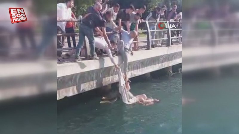 Üsküdar'da denize düşen çocuğa piknik örtüsüyle müdahale