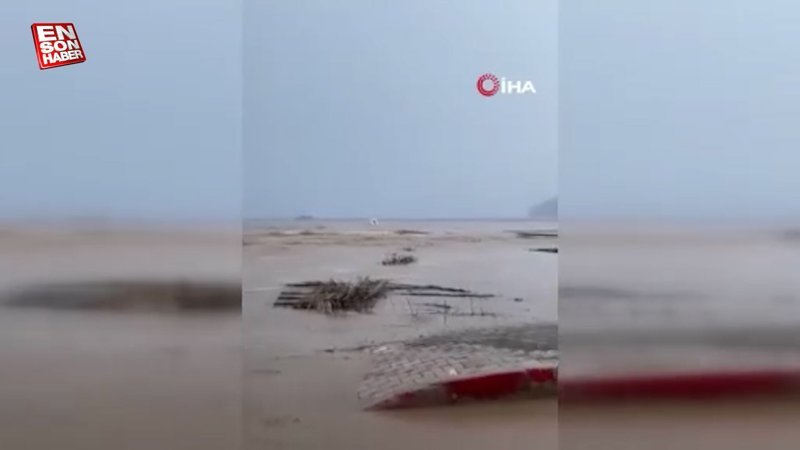 Antalya’da şiddetli yağmur hayatı felç etti