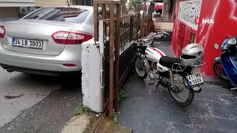 Motosiklet çalan hırsızı tekmeyle durdurdu