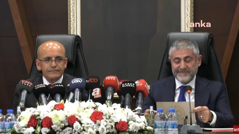 Nurettin Nebati, görevini Mehmet Şimşek'e devretti