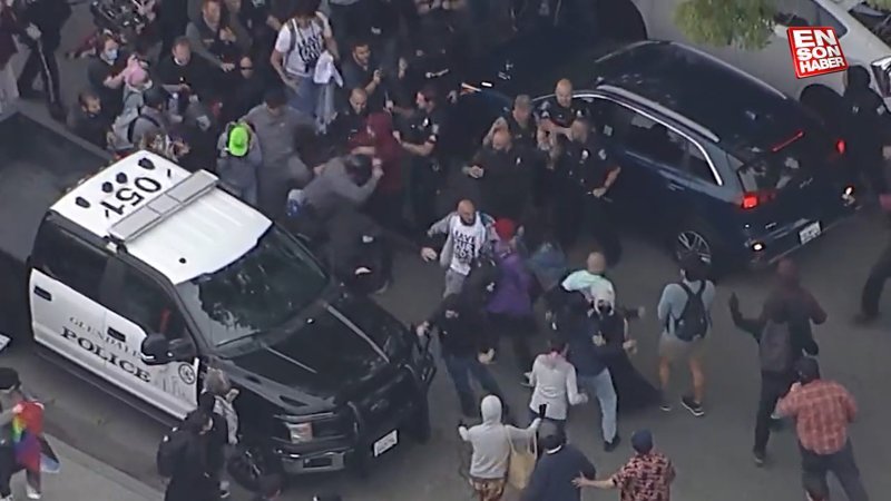 Kaliforniya’da LGBT destekçisi ve karşıtı veliler arasında çatışma