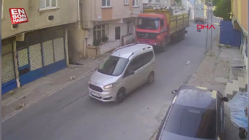 Avcılar'da seyir halindeki arabadan kadını yol kenarına atıp kaçtı