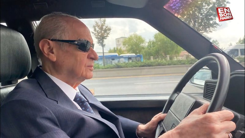 Devlet Bahçeli klasik otomobiliyle Ankara'yı gezdi