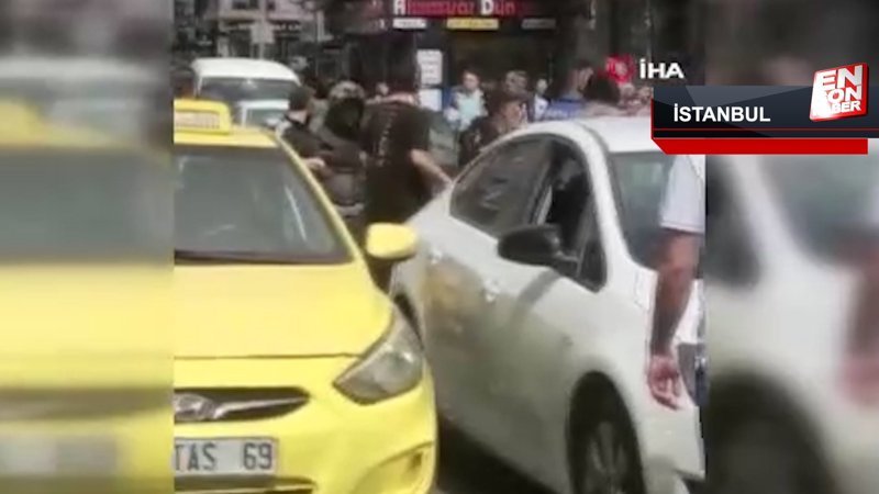 Kadıköy’de iki sürücünün trafikte yumruklu kavgası kamerada