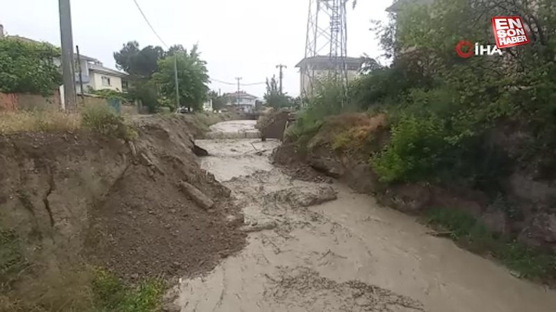 Çorum'da sel suları köprü kalıbını sökerek Kızılırmak’a sürükledi