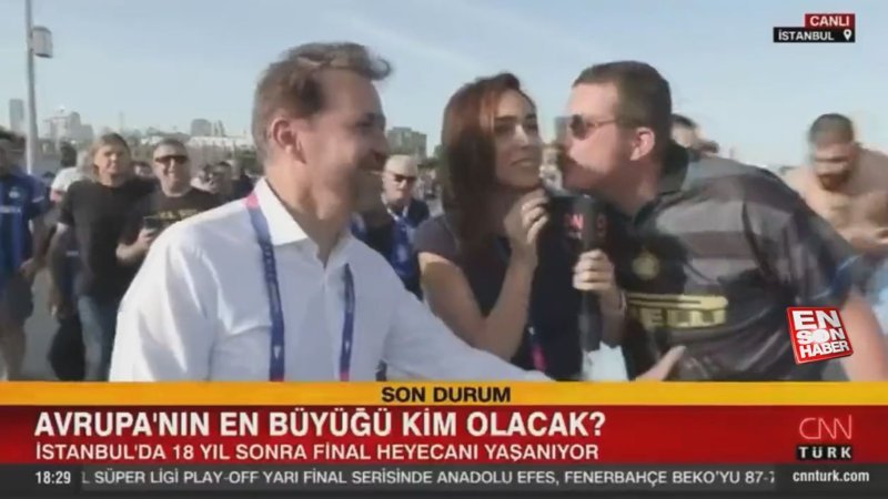 Inter taraftarı CNN Türk muhabirini öpmeye çalıştı