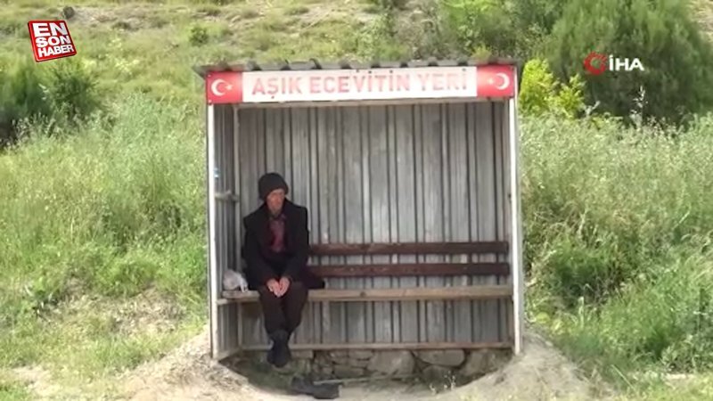 Divane aşık, 24 yıldır aynı durakta sevdiği kadını bekliyor
