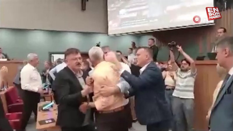 İzmir belediye meclisinde bavullu protesto gerginliği