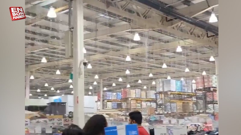 İngiltere'de marketin içine yağmur yağdı