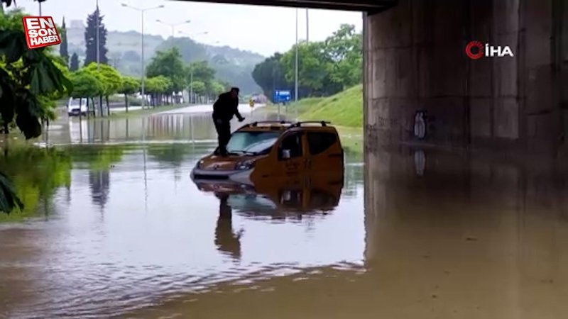 Samsun'da sağanak: Yollar göle döndü, taksici mahsur kaldı