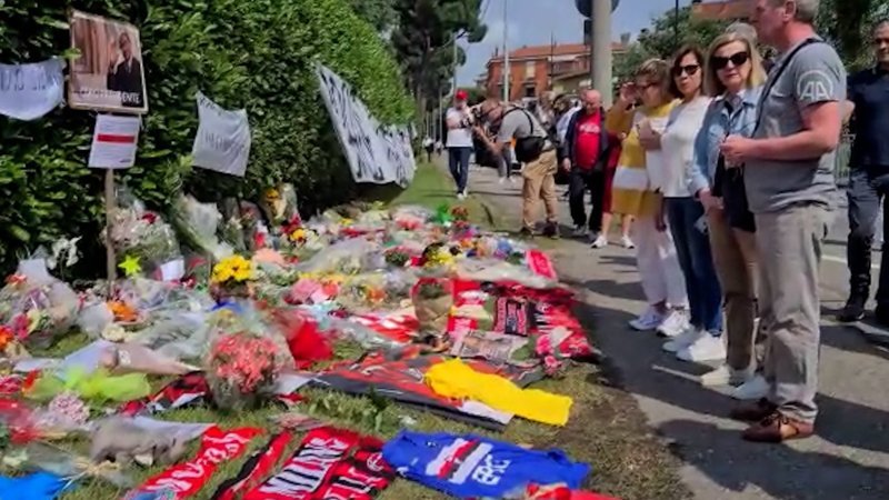 Eski İtalya Başbakanı Berlusconi evinin önünde anılıyor