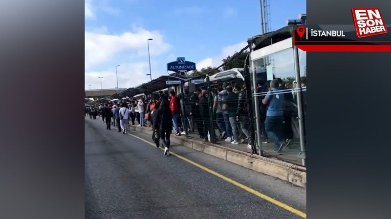 Altunizade durağında arızalanan metrobüs vatandaşları mağdur etti