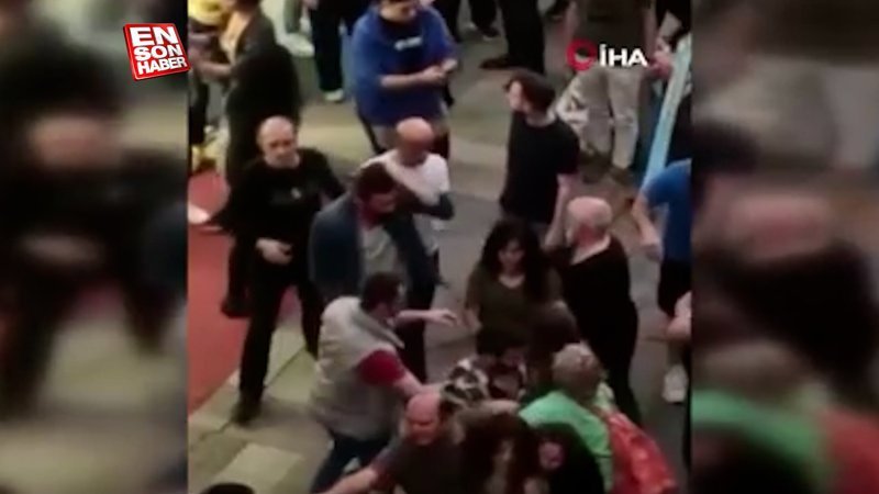 İstanbul’da iki kadın esnafın yer kavgası kamerada