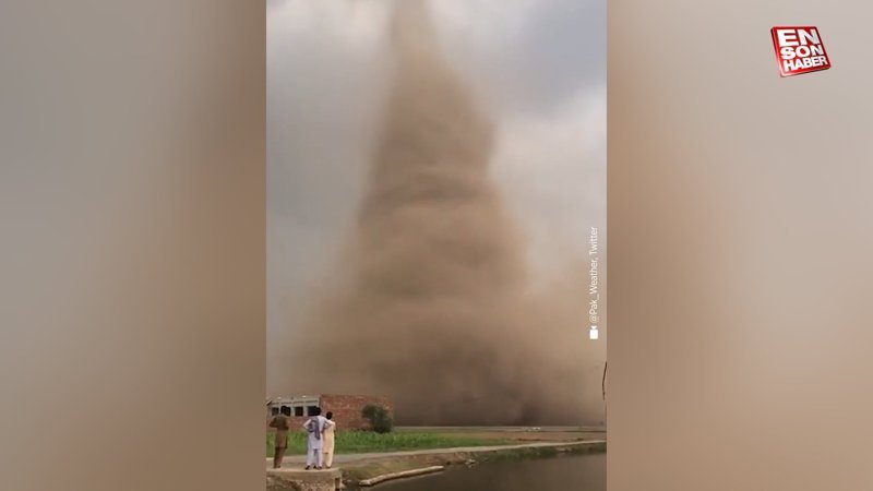 Pakistan'da fırtına sırasında hortum oluştu