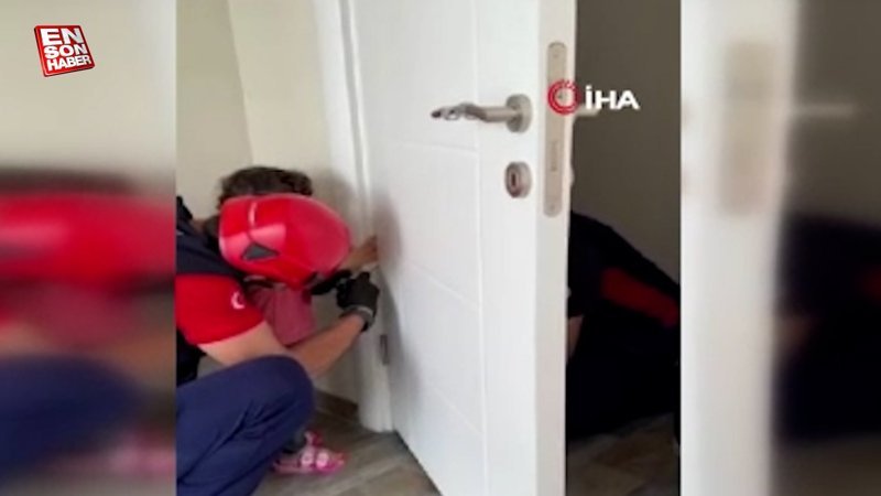 Sakarya’da parmağını kapıya sıkıştıran ufaklığı itfaiyeciler kurtardı