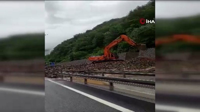 Trabzon-Gümüşhane karayolu yolu sel sularının getirdiği taş ve çamur nedeniyle ulaşıma kapandı