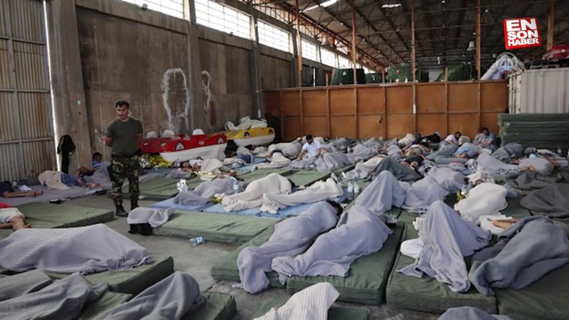 Yunanistan'da gemi enkazından kurtarılan göçmenler