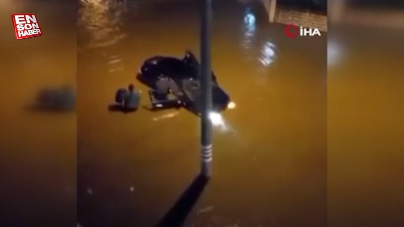 Kocaeli'de sağanak bastırdı: Otomobil suya gömüldü