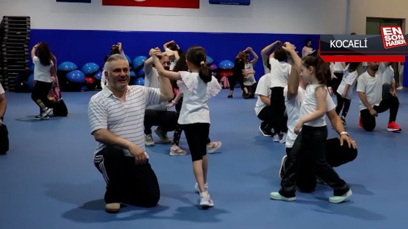 Babalar Günü'nü çocuklarıyla zumba yaparak kutladılar