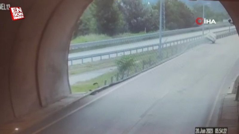 Amasya’da bariyere çarpan araç, iki teker üstünde metrelerce ilerledi