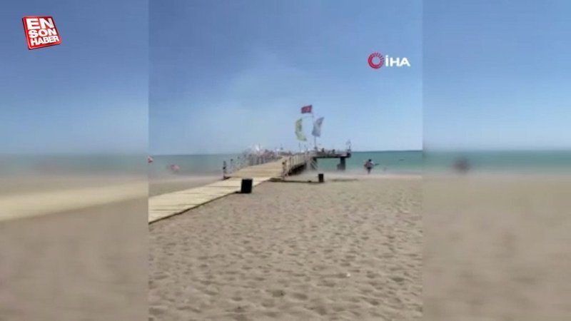 Antalya’da sahilde çıkan küçük çaplı hortum, şezlongları ve şemsiyeleri de savurdu