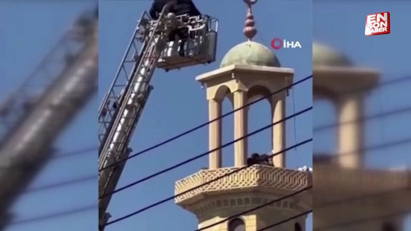 Mısır'da bir kişi intihar için çıktığı minarede dayak yedi