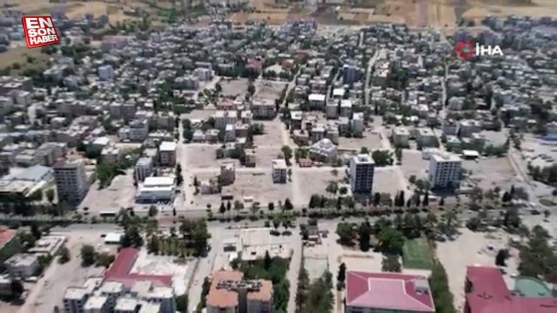 Adıyaman'da depremin ardından meydanda binaların olduğu alan boş kaldı