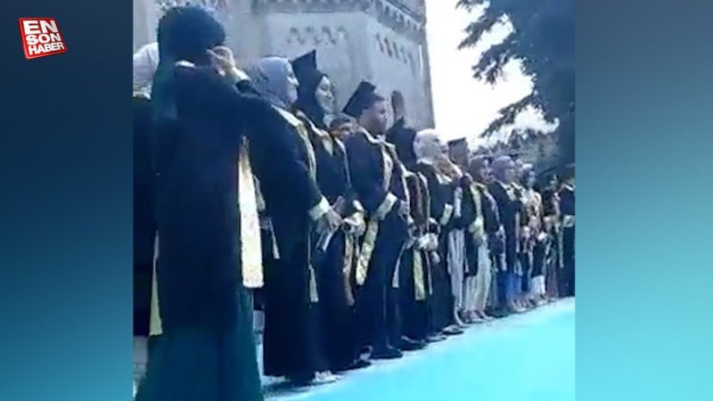 Başörtülü üniversite mezunlarını gören adamın nefreti