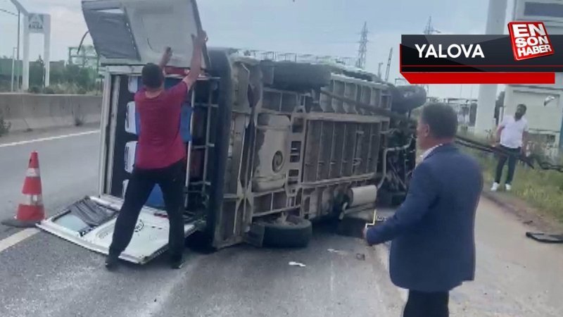 Yalova'da minibüs otomobile çarpıp devrildi