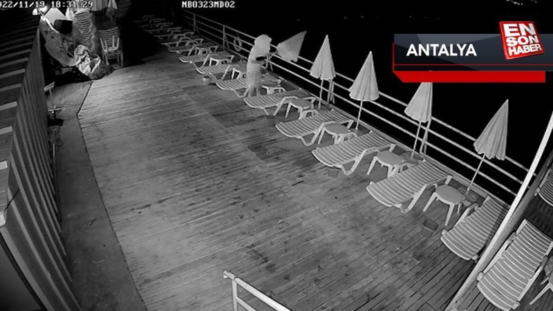 Antalya'da yüzünü gizleyen şüpheli, plaj şemsiyelerini denize attı