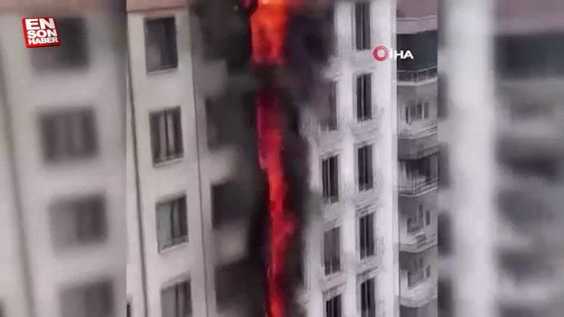 Artvin'de 6 katlı otel alevlere teslim oldu