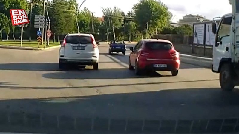 Elazığ’da makas atan sürücü kamerada