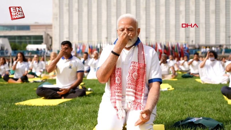 Hindistan Başbakanı Modi, New York'ta binlerce kişiyle yoga yaptı