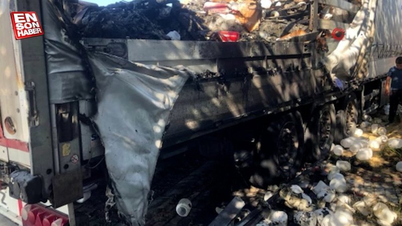 Denizli'de şoförü uyuyan tır, evin bahçe duvarına çarpınca alev aldı