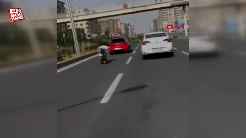Diyarbakır'da yüzüstü uzanıp kullandığı motosikletle makas attı