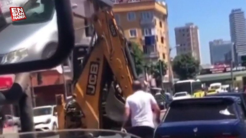 İstanbul'da trafikte tartıştığı kişiye kepçeyle vurmaya çalıştı
